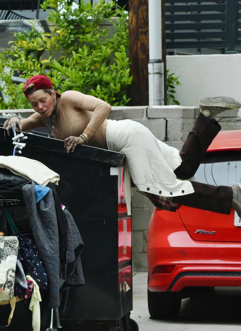 Лони Уиллисон пытается выжить на улице.