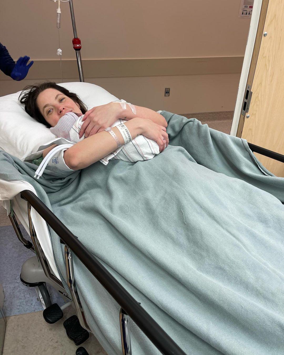 Эшли Бенсон с новорожденным Эшли Бенсон с новорожденным