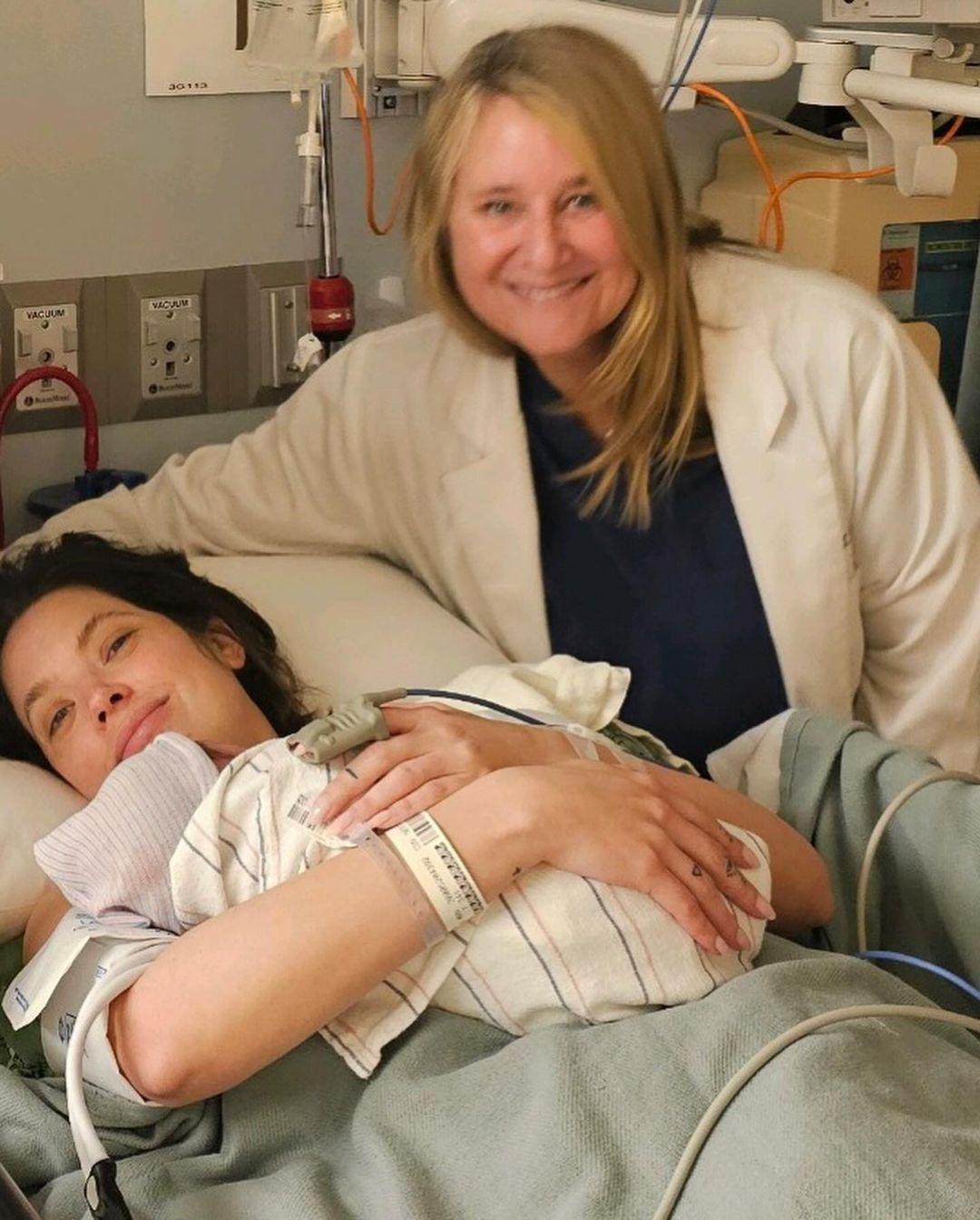 Эшли Бенсон с новорожденным Эшли Бенсон с новорожденным