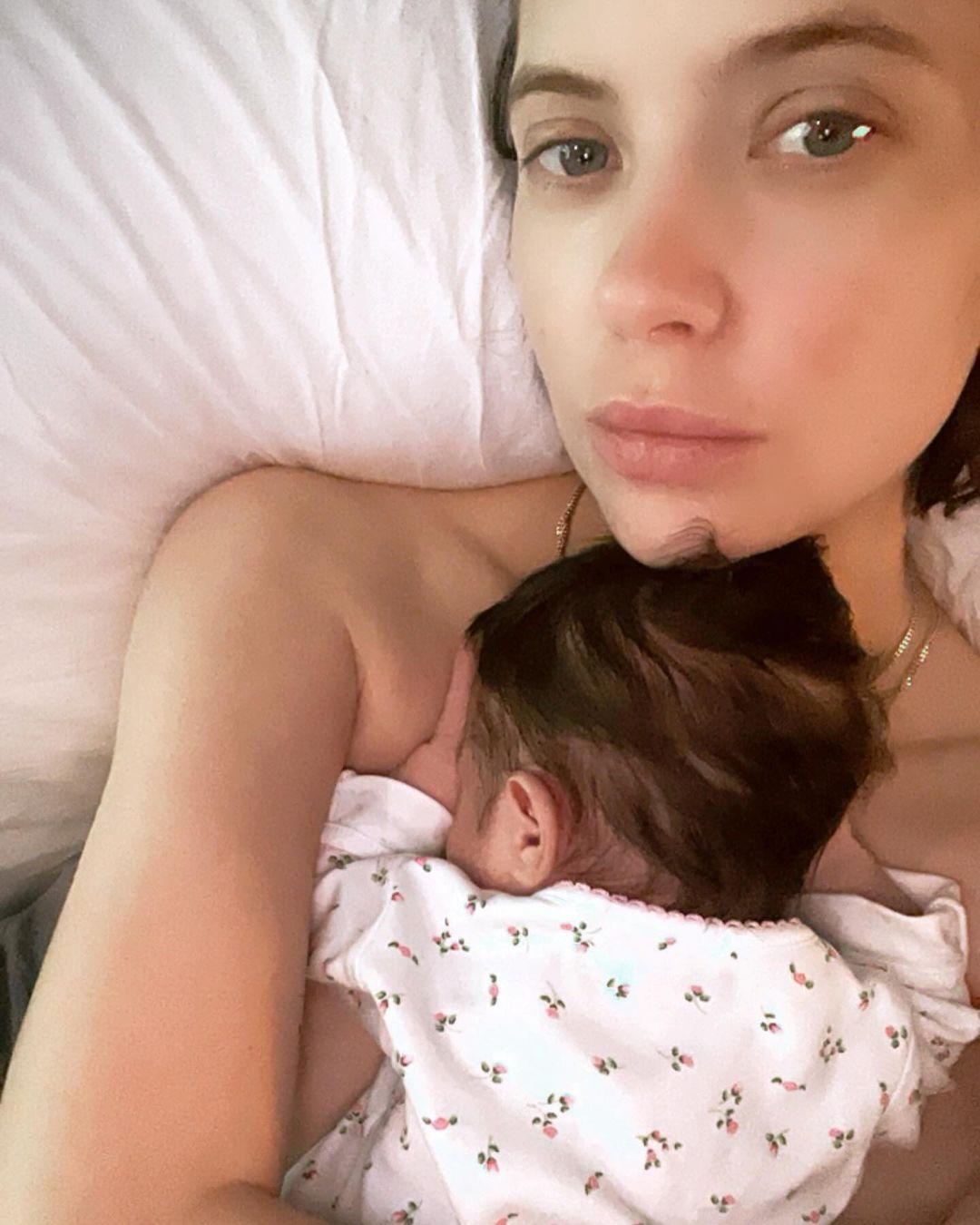 Эшли Бенсон с новорожденным Эшли Бенсон с новорожденным