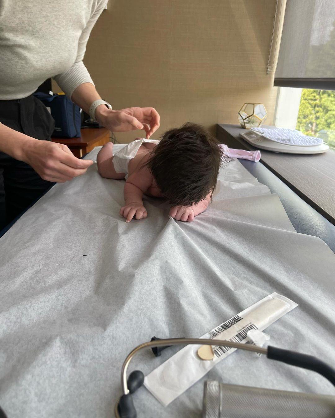 Эшли Бенсон с новорожденным Эшли Бенсон с новорожденным