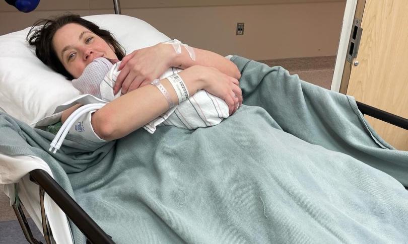 Эшли Бенсон с новорожденным Эшли Бенсон с новорожденным