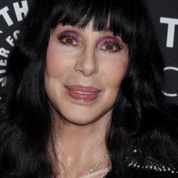 Друзья Шер просят её перестать заниматься пластической хирургией,чтобы выглядеть молодо рядом с бойфрендом