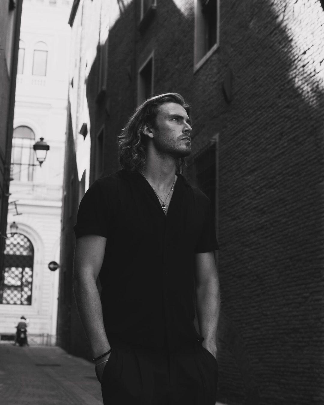 Так сегодня выглядит мальчик из упаковки «Киндерки»