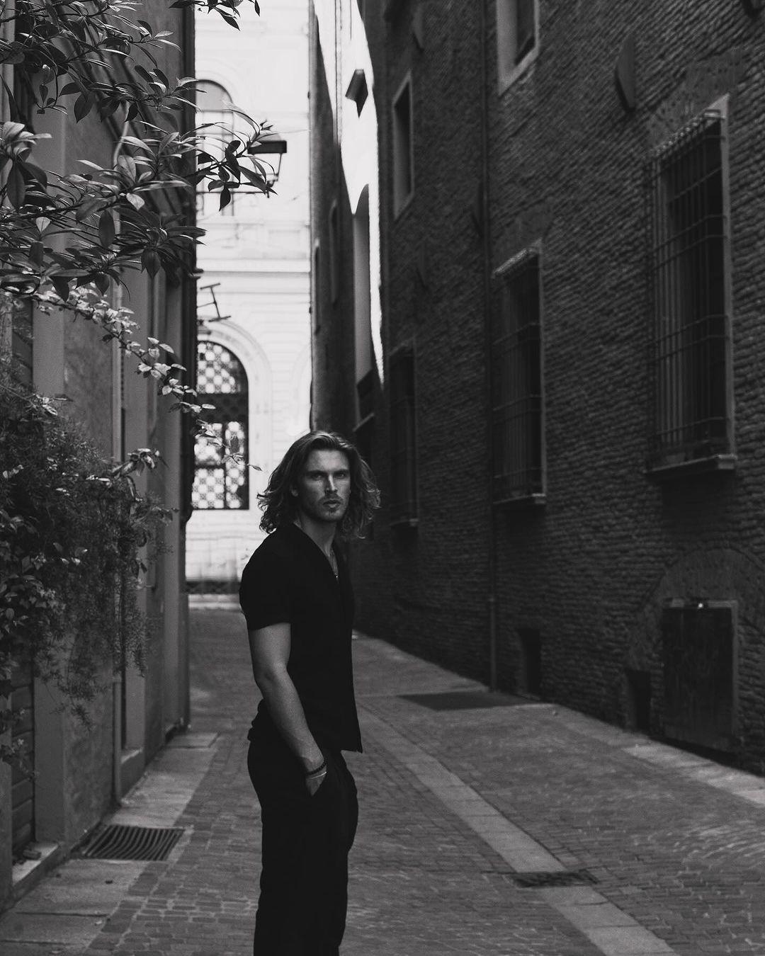 Так сегодня выглядит мальчик из упаковки «Киндерки»