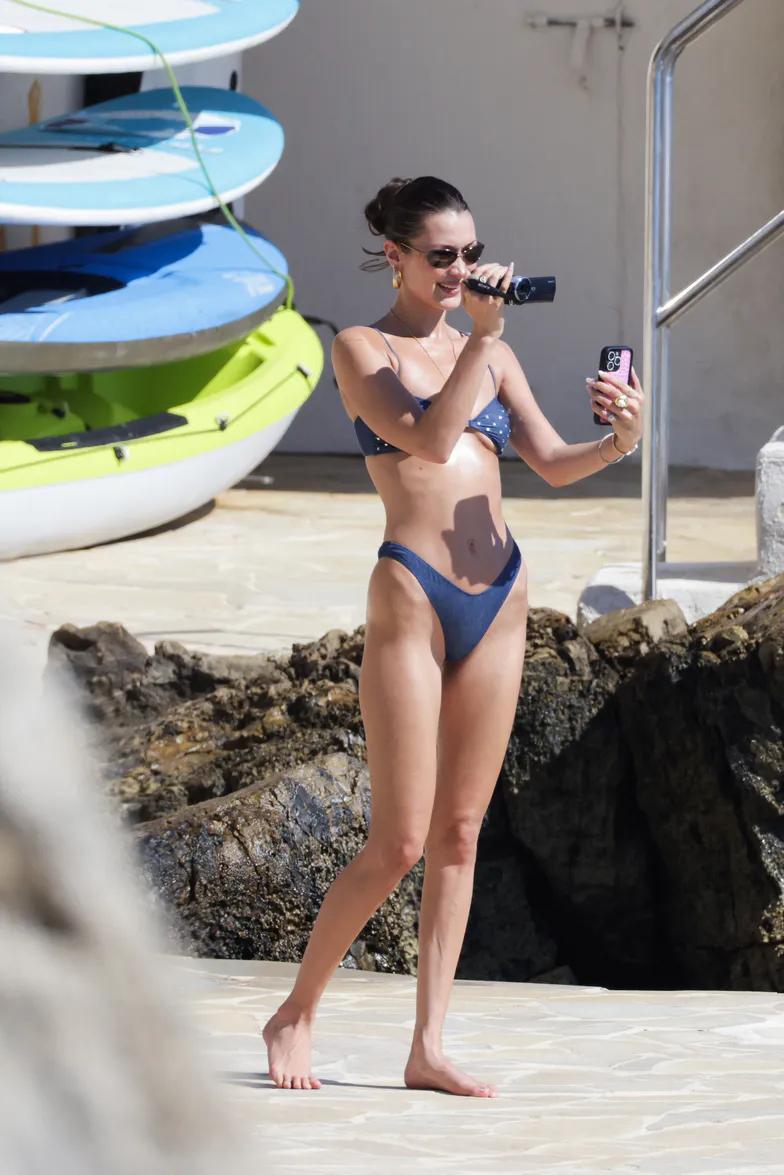 Белла Хадид резвится на Французской Ривьере