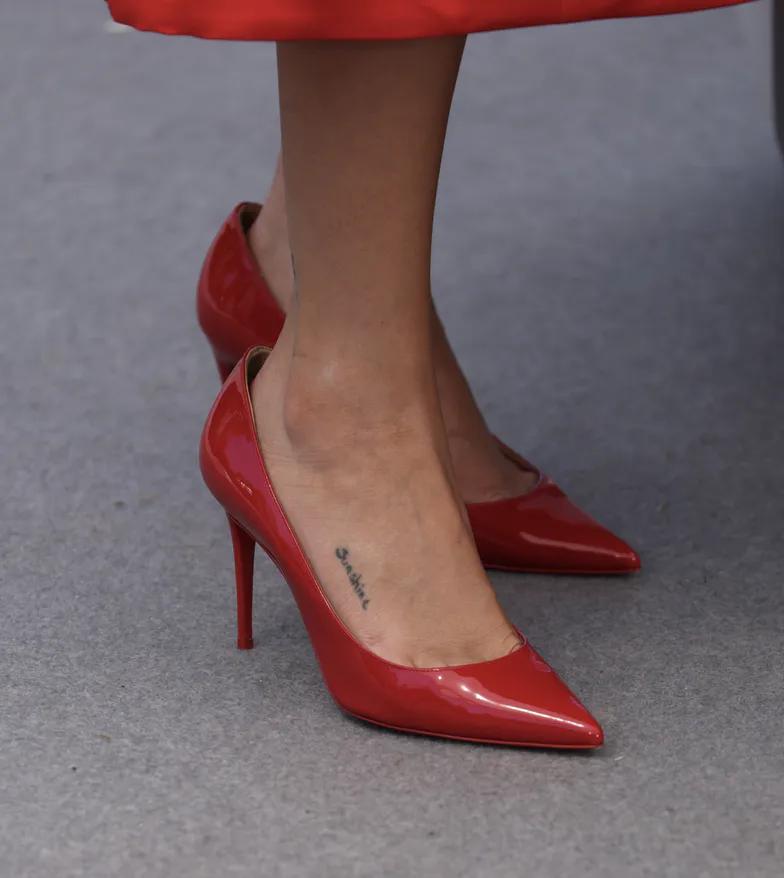 Селена Гомес появляется перед камерой в больших туфлях