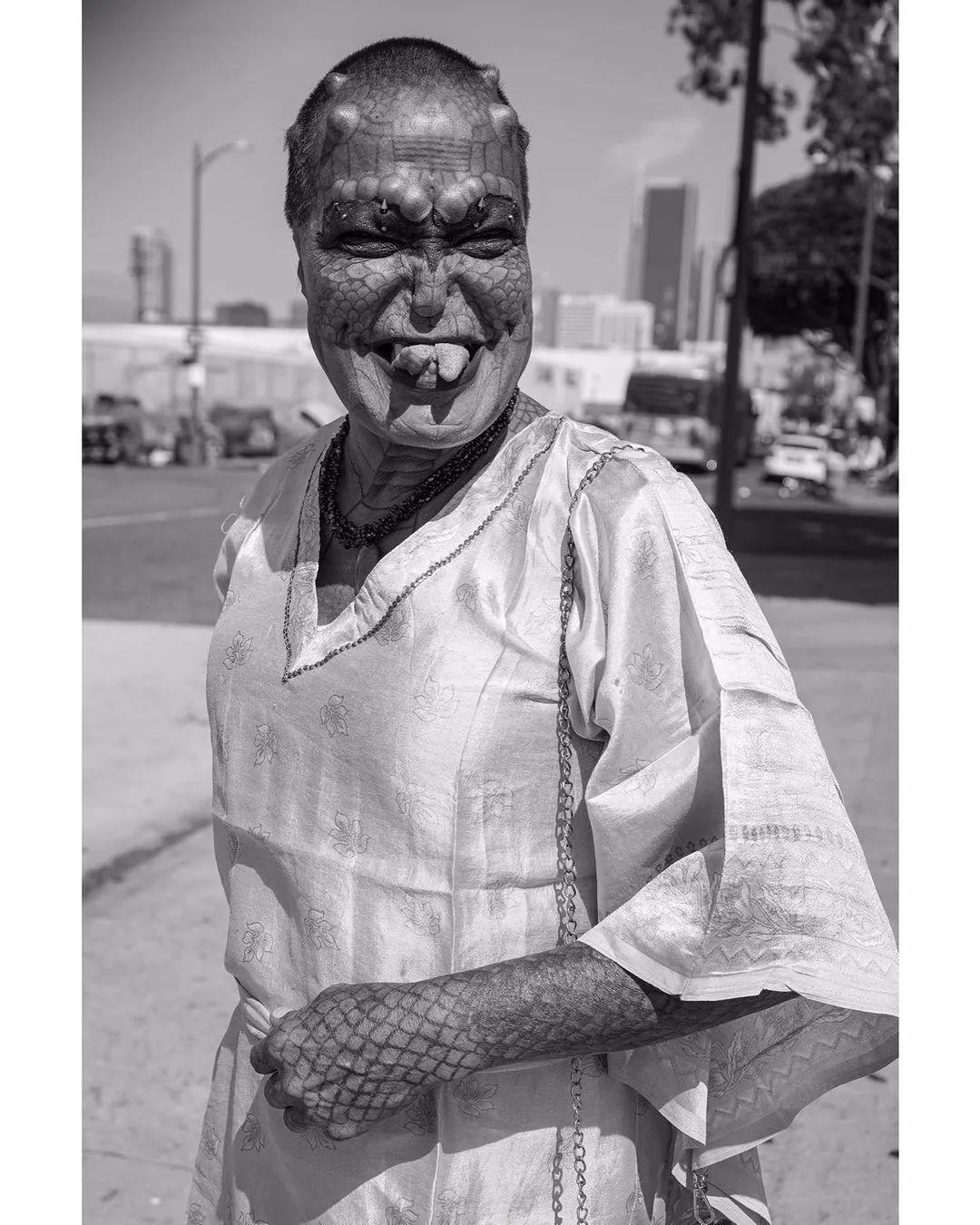 У него 18 рогов, и он напоминает дракона. Он утверждает, что у него мать-рептилия