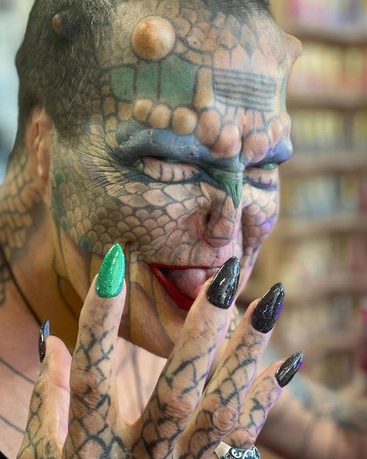 У него 18 рогов, и он напоминает дракона. Он утверждает, что у него мать-рептилия