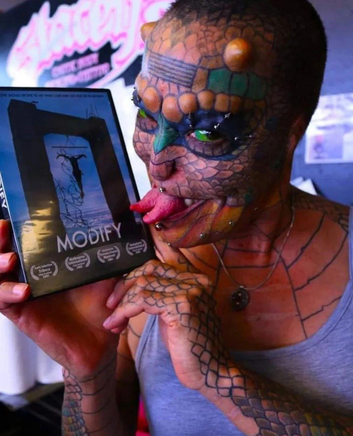 У него 18 рогов, и он напоминает дракона. Он утверждает, что у него мать-рептилия