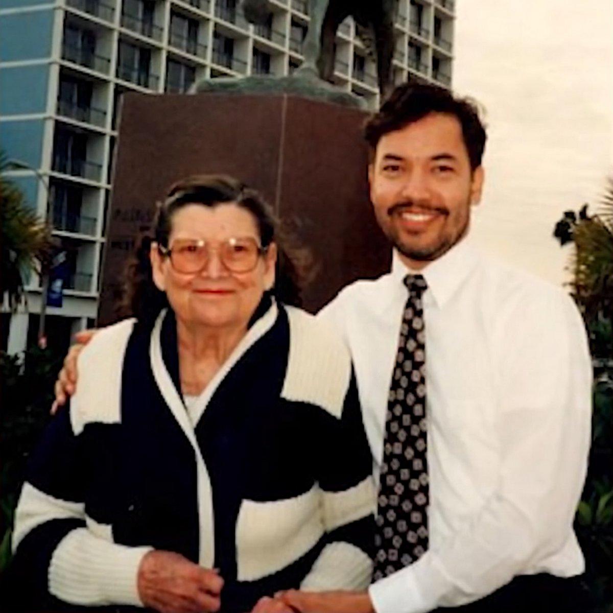 У него 18 рогов, и он напоминает дракона. Он утверждает, что у него мать-рептилия