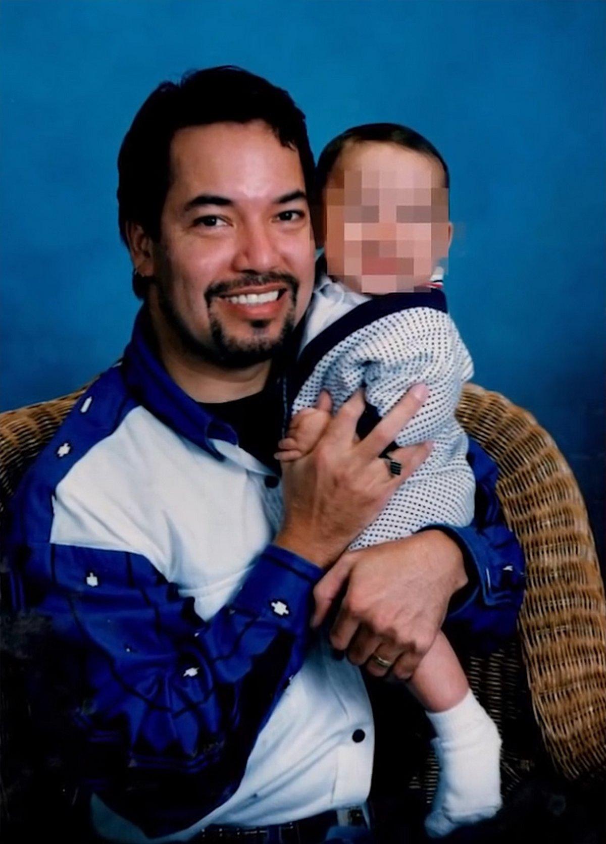 У него 18 рогов, и он напоминает дракона. Он утверждает, что у него мать-рептилия