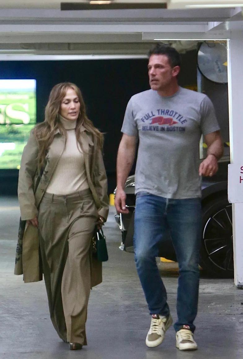 Дженнифер Лопес и Бена Аффлека «поймали» во время похода в кино Дженнифер Лопес и Бена Аффлека «поймали» во время похода в кино