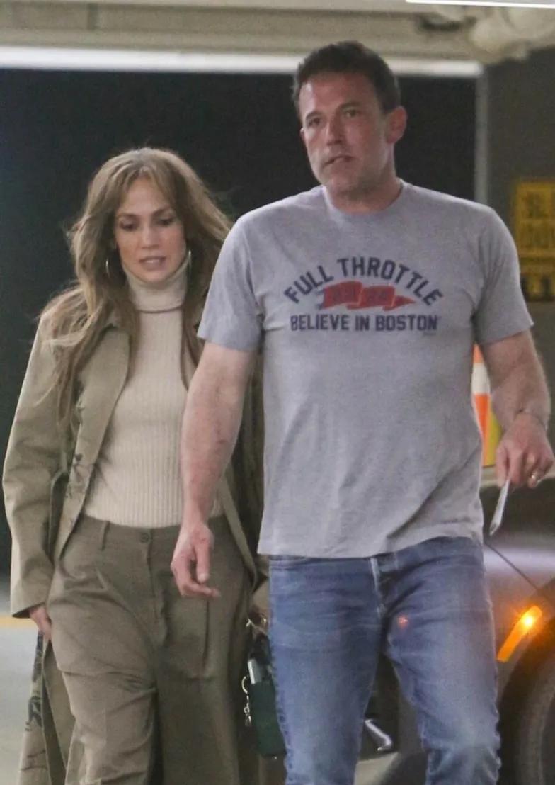 Дженнифер Лопес и Бена Аффлека «поймали» во время похода в кино Дженнифер Лопес и Бена Аффлека «поймали» во время похода в кино