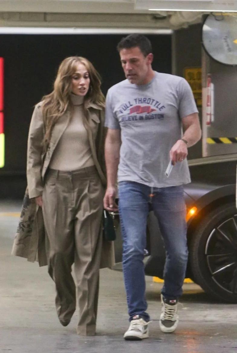 Дженнифер Лопес и Бена Аффлека «поймали» во время похода в кино Дженнифер Лопес и Бена Аффлека «поймали» во время похода в кино