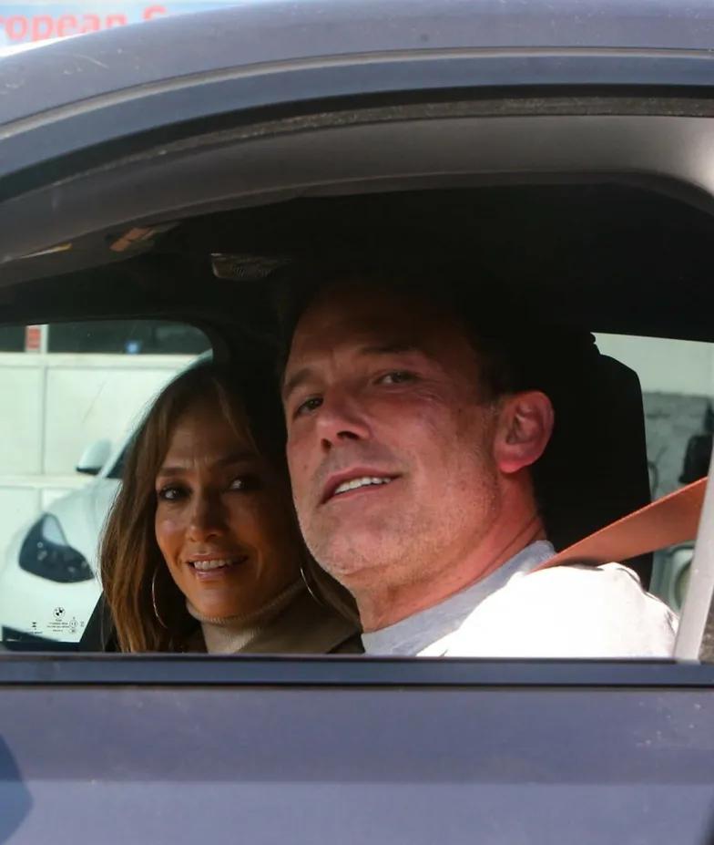 Дженнифер Лопес и Бена Аффлека «поймали» во время похода в кино Дженнифер Лопес и Бена Аффлека «поймали» во время похода в кино