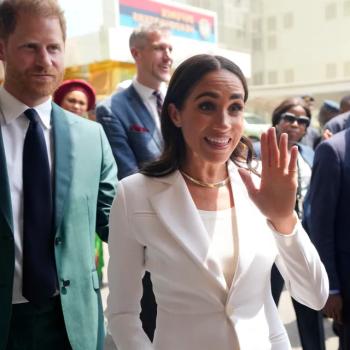 Меган Маркл продолжает свой визит в Нигерию. Экс-герцогиня представила себя в двух дорогих образах