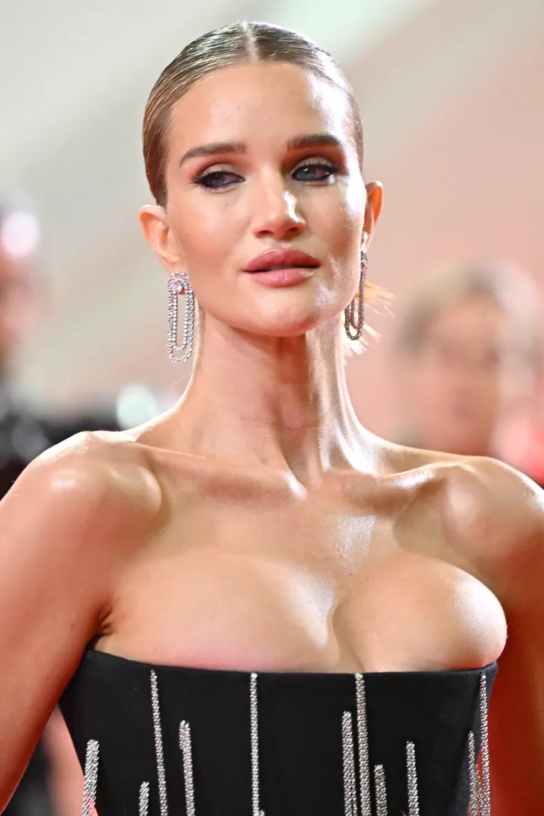 Роузи Хантингтон-Уайтли в Каннах Роузи Хантингтон-Уайтли в Каннах