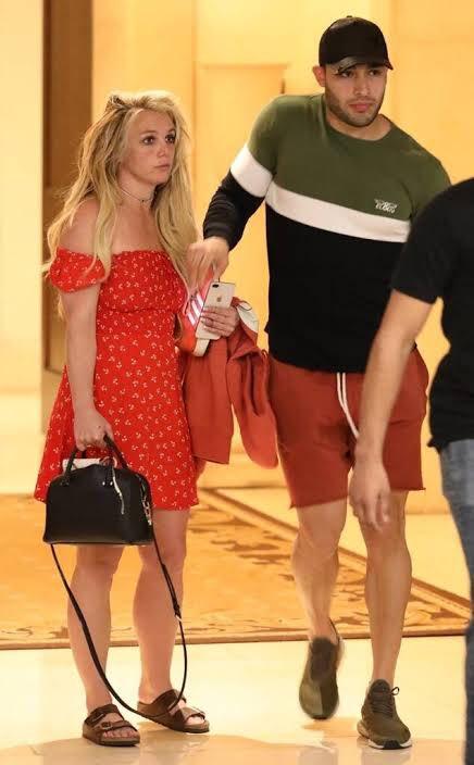 Бритни Спирс находится во всё более худшем психическом состоянии. «С ней даже общаться нельзя»