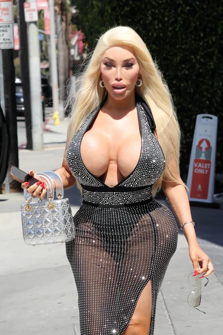 Джессика Алвес гуляет по Лос-Анджелесу