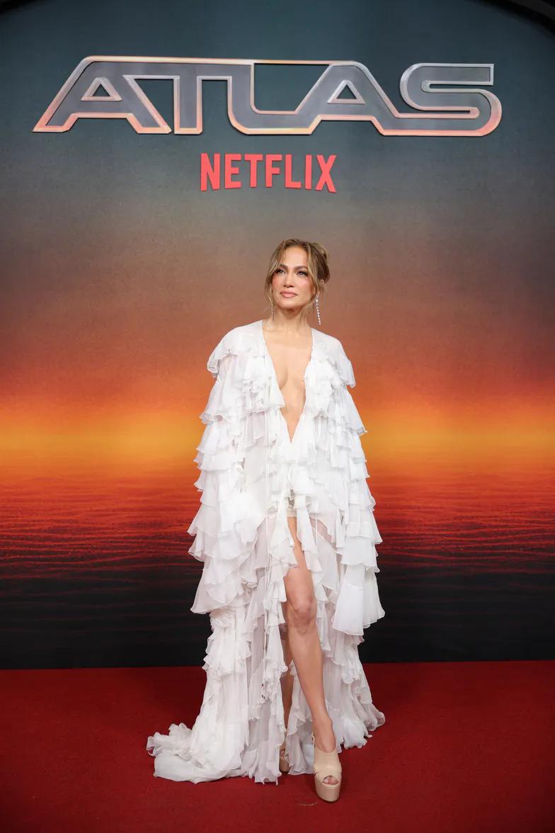 Дженнифер Лопес в драном наряде посылает мрачные улыбки фотожурналистам