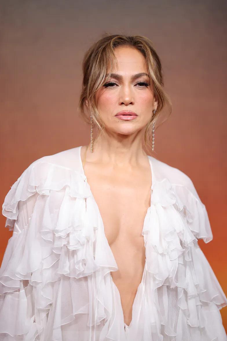 Дженнифер Лопес в драном наряде посылает мрачные улыбки фотожурналистам