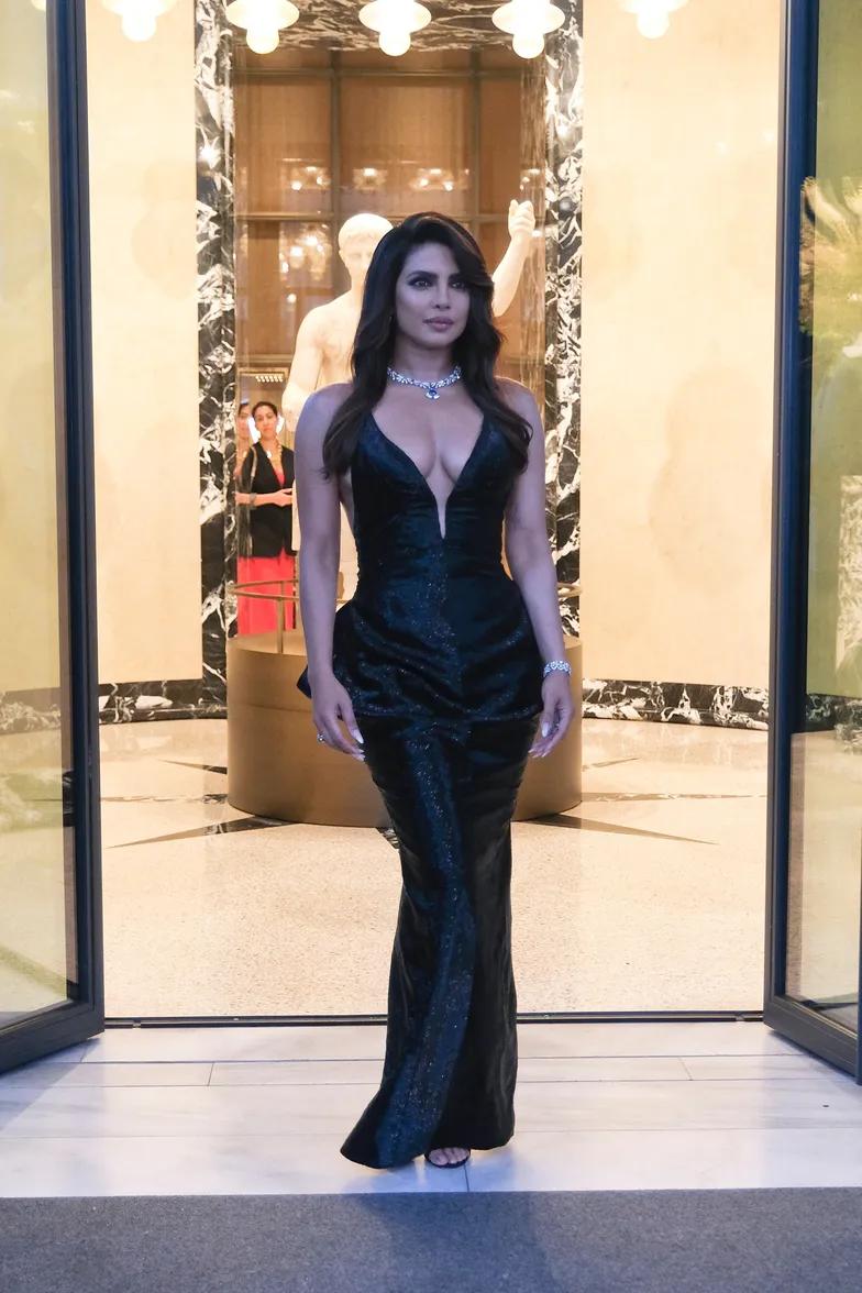 Приянка Чопра демонстрирует свое декольте в ультрадорогих украшениях.