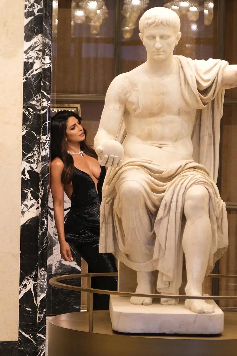 Приянка Чопра демонстрирует свое декольте в ультрадорогих украшениях.