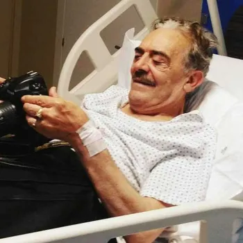 Он следит за звездами уже 60 лет. «Король» попадал в отделение неотложной помощи 160 раз, одни накладывали ему швы, другие ломали ребра Он следит за звездами уже 60 лет. «Король» попадал в отделение неотложной помощи 160 раз, одни накладывали ему швы, другие ломали ребра