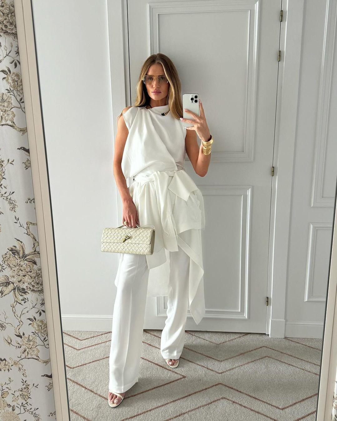 Роузи Хантингтон-Уайтли опубликовала в сети очень смелое фото.