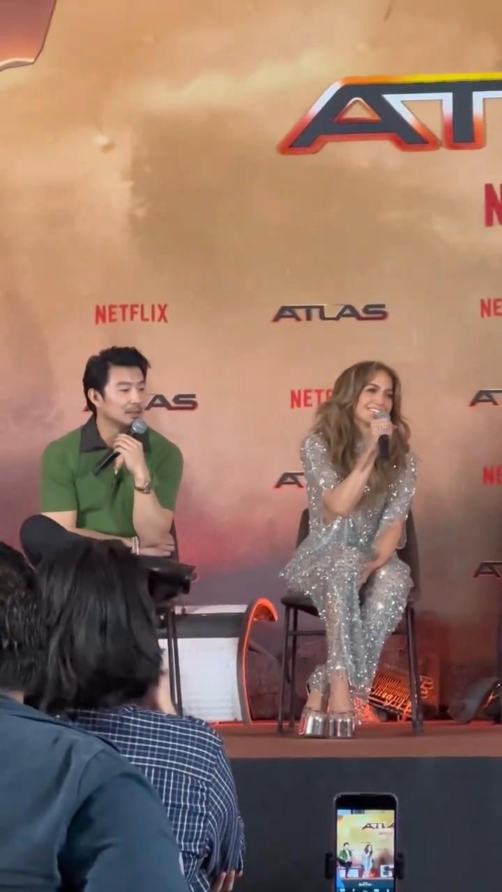 Дженнифер Лопес на премьере фильма “Атлас” в Мексике