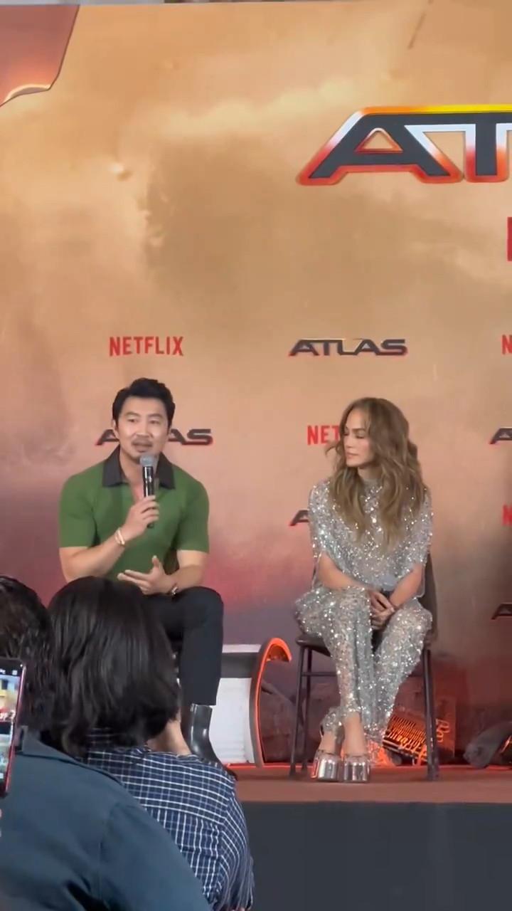 Дженнифер Лопес на премьере фильма “Атлас” в Мексике