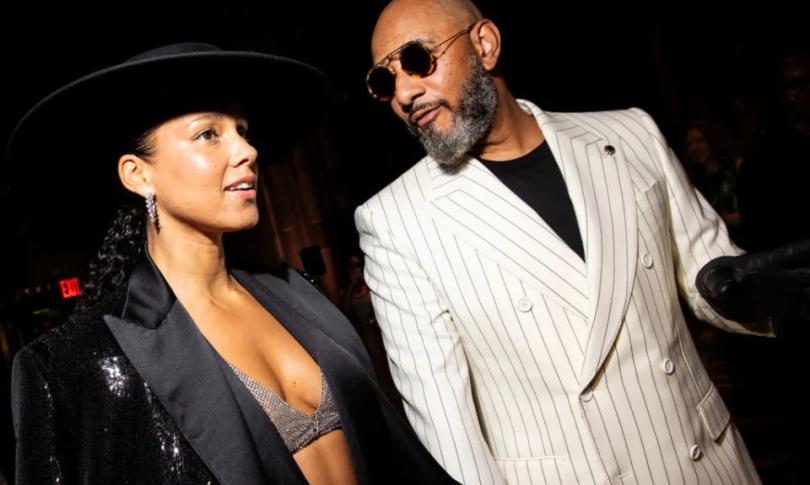 Алиша Киз в блестящем бюстгальтере на благотворительном вечере Алиша Киз в блестящем бюстгальтере на благотворительном вечере