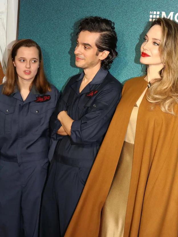 Дочь Анджелины Джоли и Брэда Питта отказалась от фамилии отца? Дочь Анджелины Джоли и Брэда Питта отказалась от фамилии отца?