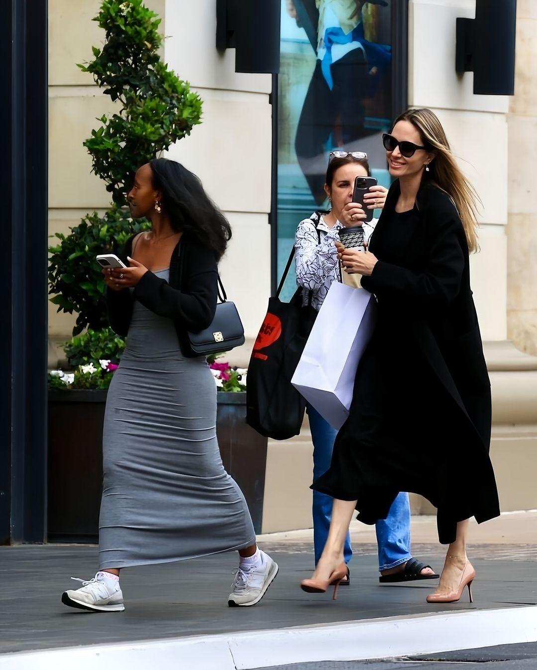 Анджелину Джоли “застали” в городе с дочерью Анджелину Джоли “застали” в городе с дочерью