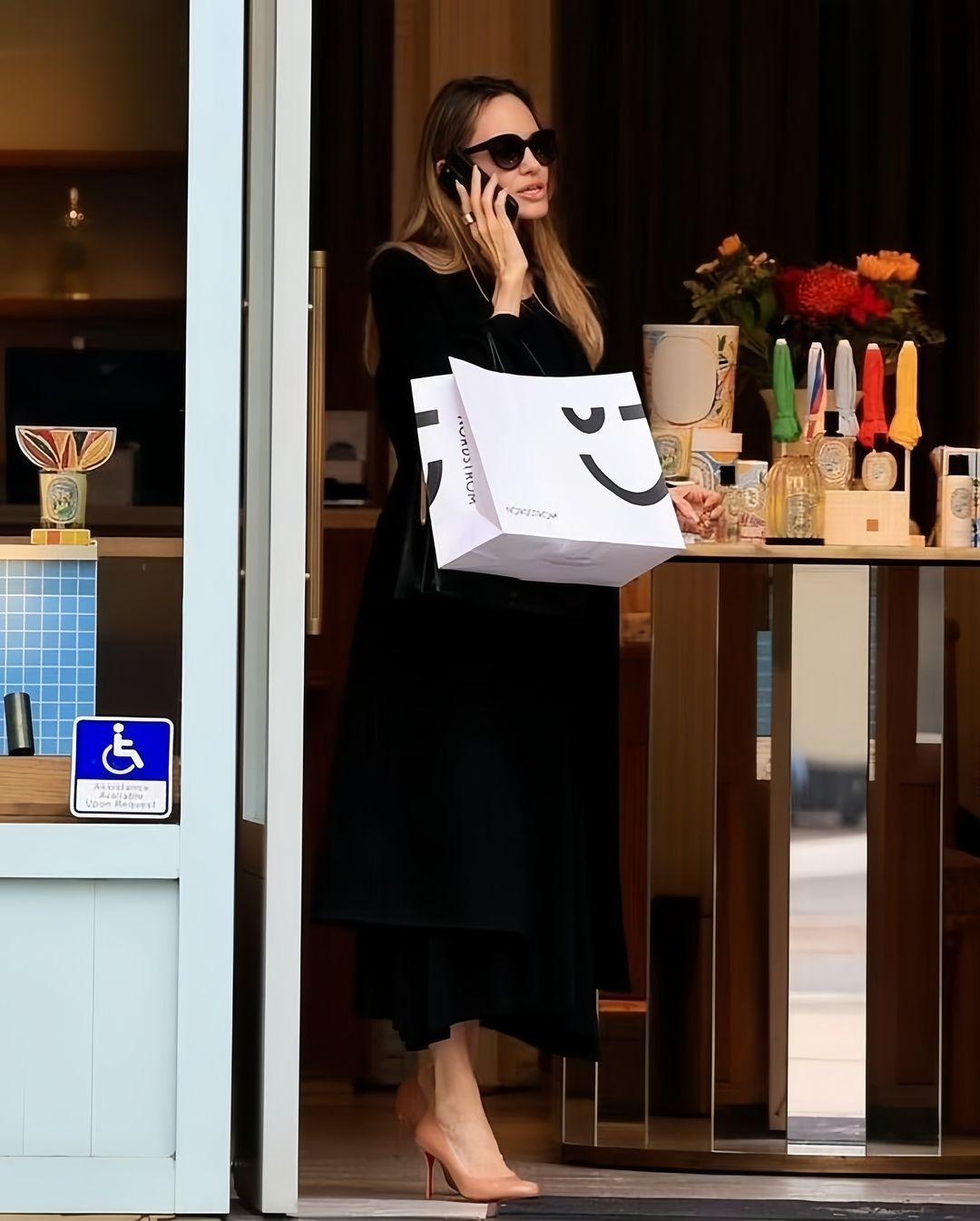 Анджелину Джоли “застали” в городе с дочерью Анджелину Джоли “застали” в городе с дочерью