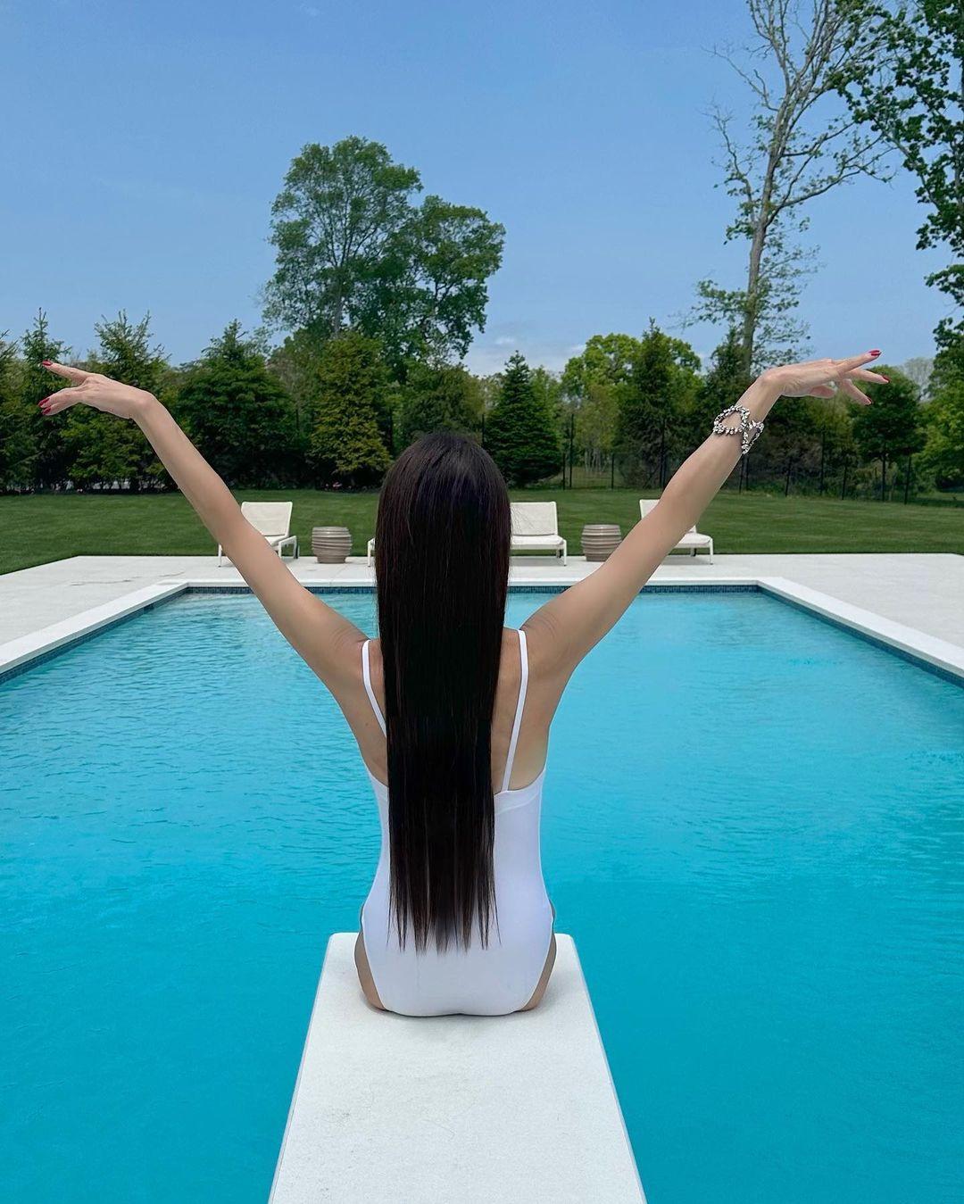 74-летняя Вера Ванг демонстрирует свое вечно молодое тело в купальнике