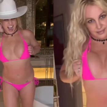 Бритни Спирс провоцирует, хватая себя за грудь в розовом бикини