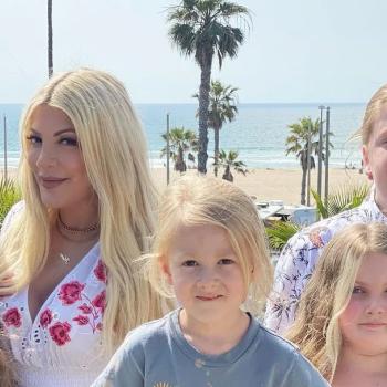 Тори Спеллинг поделилась своими секретами по снижению веса после рождения пятого ребенка, где она успешно сумела избавиться от 20 кг.