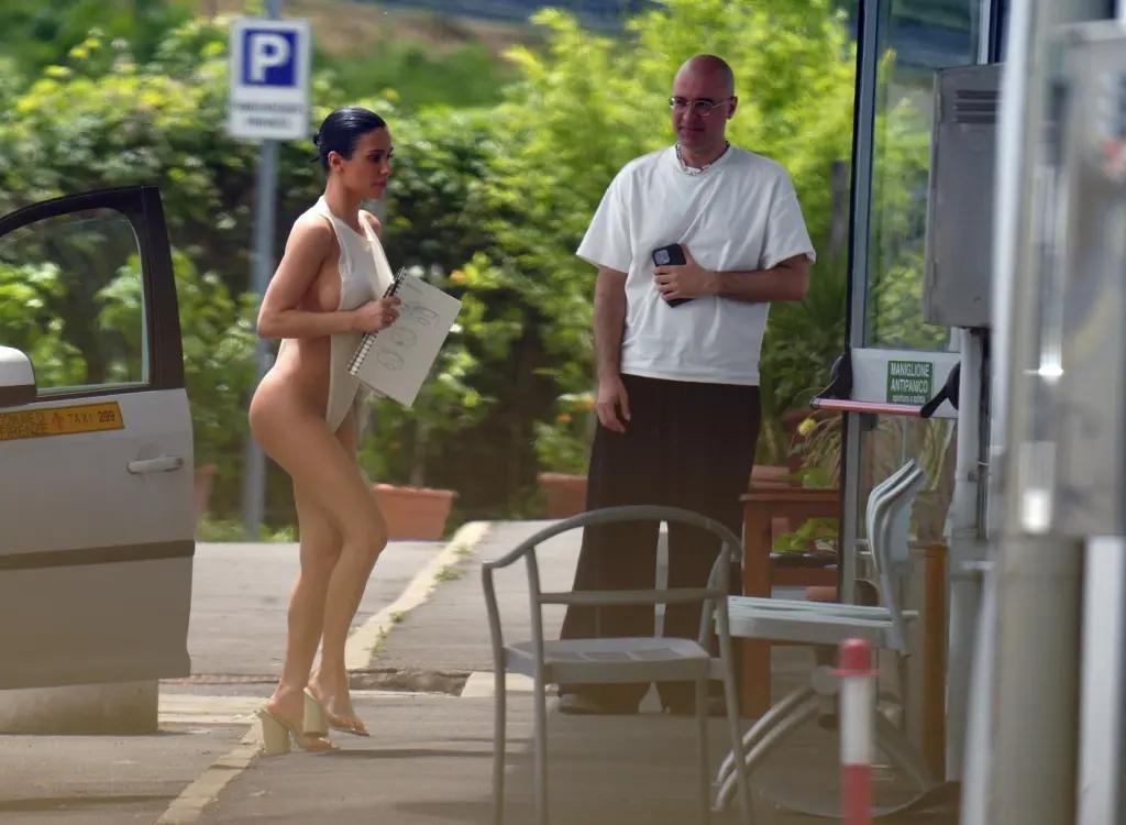 Бьянка Цензори в крошечном купальнике в Прато, Италия.
