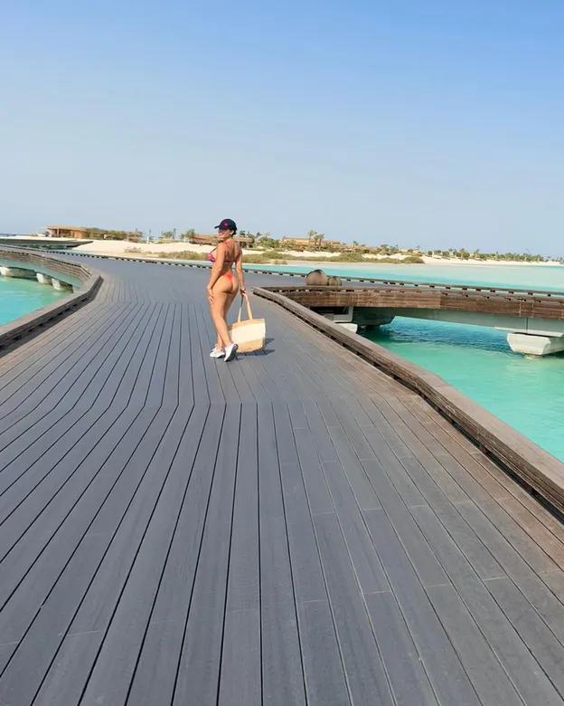 Джорджина Родригес ест картошку фри на отдыхе. Она испачкала бриллианты кетчупом