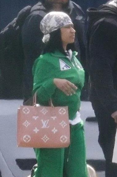 Ники Минаж без макияжа направляется к частному самолету. Ники Минаж без макияжа направляется к частному самолету.