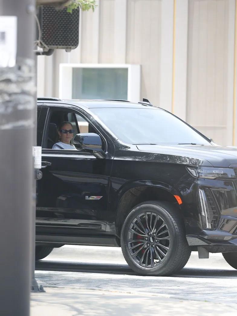 Грустную Дженнифер Лопес заметили фотожурналисты