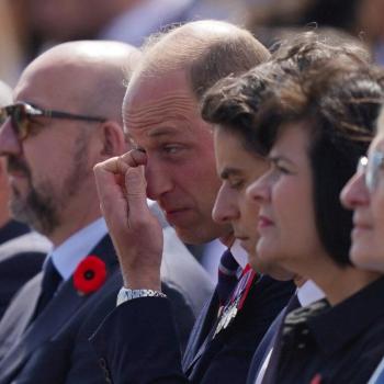 Принц Уильям на церемонии, посвященной 80-летию высадки союзников в Нормандии. В трогательных моментах недостатка не было