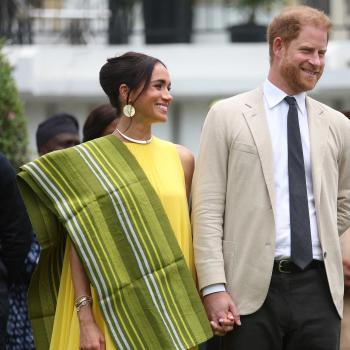 Меган Маркл адаптируется к местной моде, блистая в ярко-желтом наряде стоимостью более 350 тыс. рублей