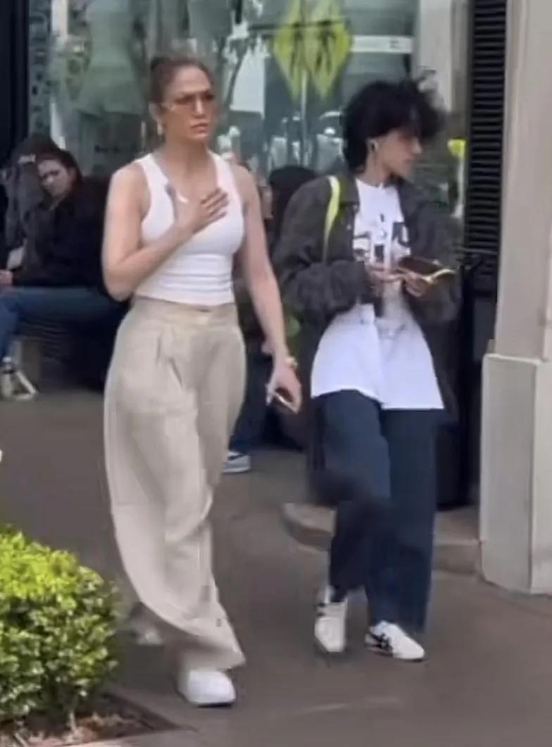 Разъяренная Дженнифер Лопес умоляет фотографов успокоиться