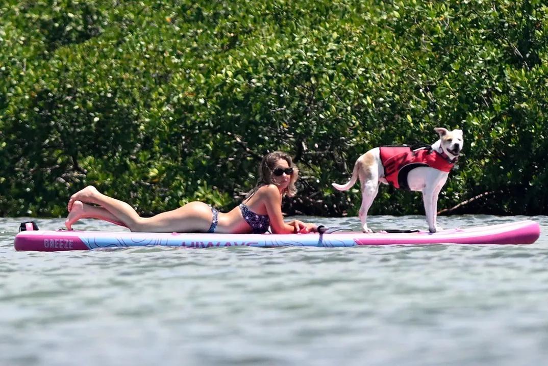 Сидни Суини плескается на своей новой вилле во Флориде Сидни Суини плескается на своей новой вилле во Флориде