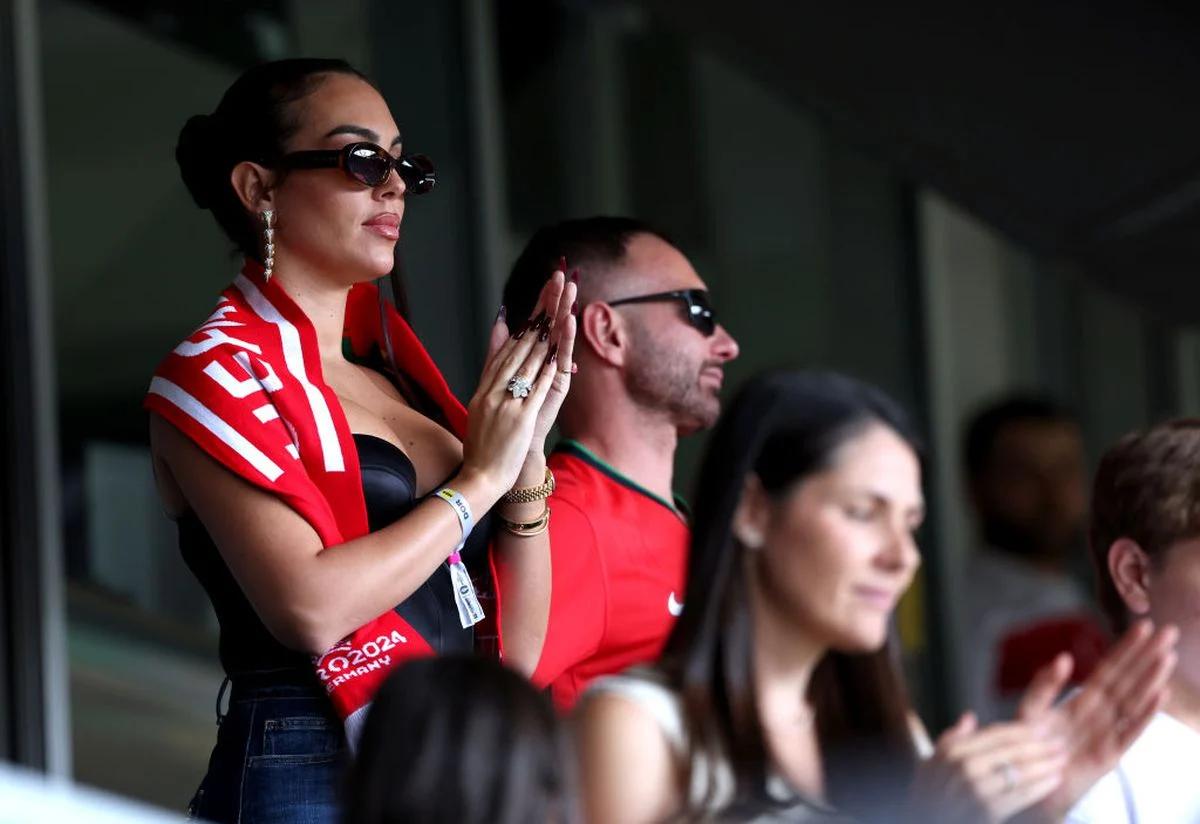 Джорджина Родригес поддержала любимого во время матча против Турции.