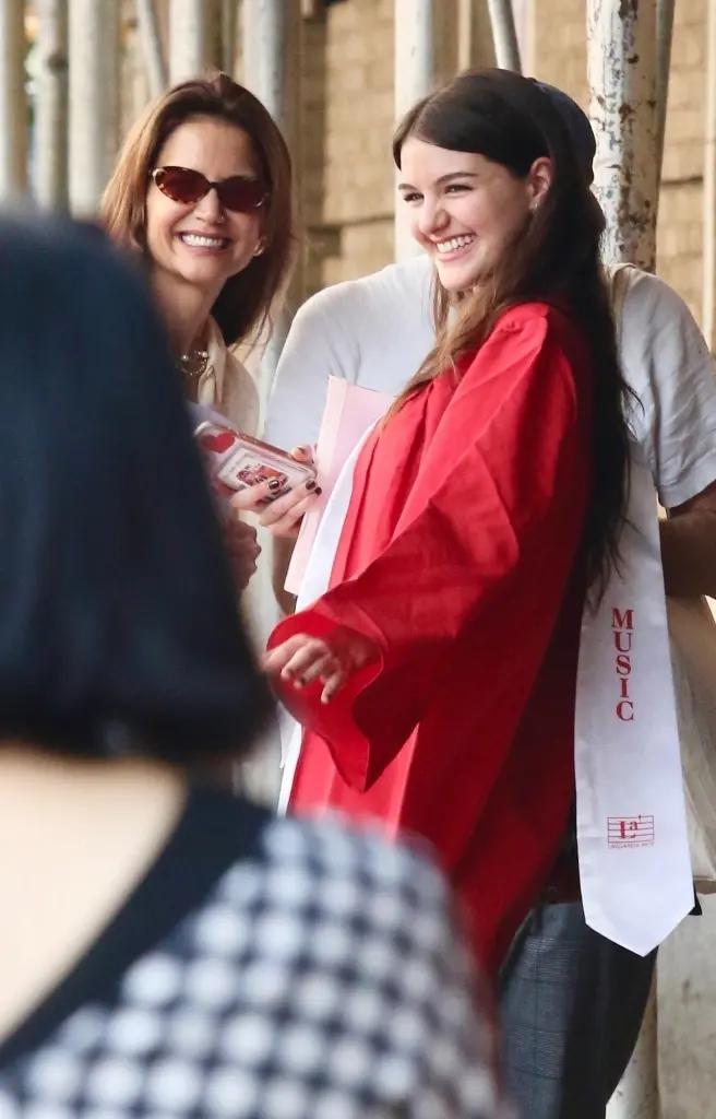 Сури Круз окончила среднюю школу. Том Крузи не пришел на церемонию