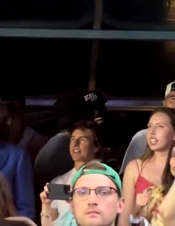 Сури Круз окончила среднюю школу. Том Крузи не пришел на церемонию